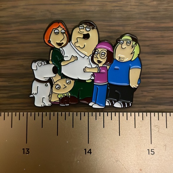 Family Guy Large Enamel Pin - Picture 2 of 3